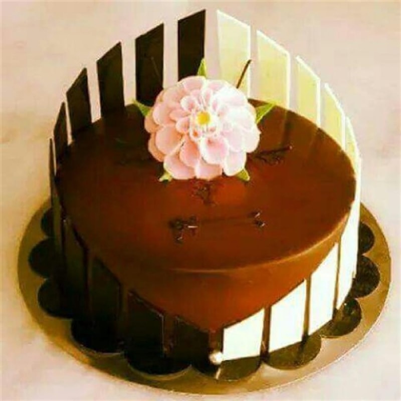 Elegant chocolate cake - Decorated Cake by Radmila - CakesDecor